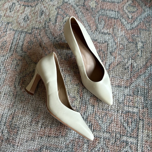 Bernardo Faryn Pump Heels - Picture 3 of 9